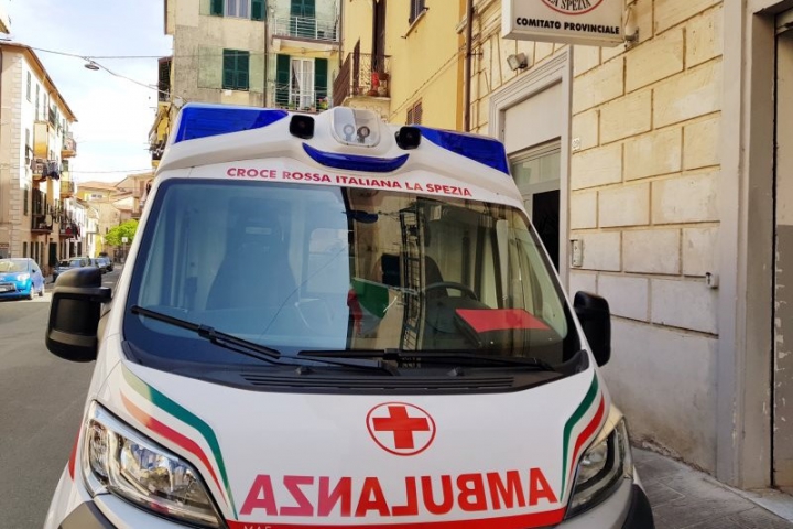 La Spezia, motociclista si schianta contro un&#039;auto in sosta: 21enne in ospedale con diverse fratture