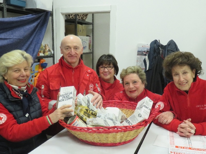 La Croce Rossa in piazza Cavour: tanti regali per una raccolta fondi a favore dei più poveri