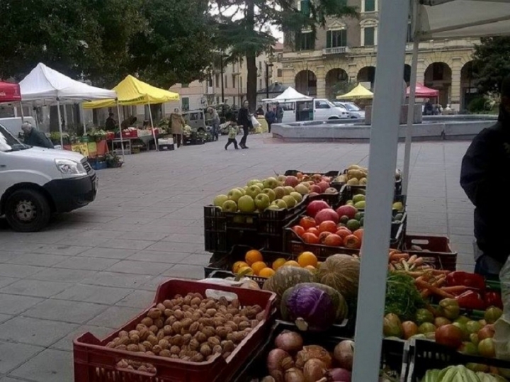 Il mercato dei contadini in piazza Brin