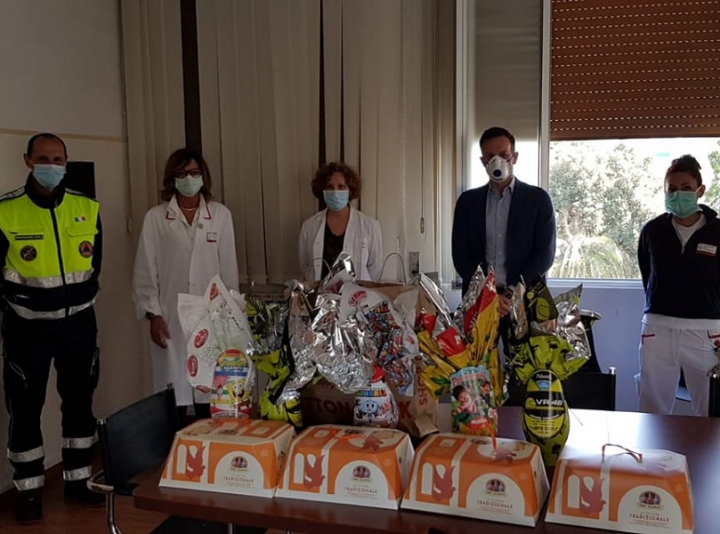 La Protezione Civile della Spezia dona uova e colombe alla Pediatria del Sant&#039;Andrea