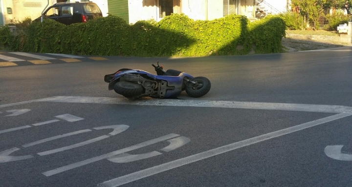 Castelnuovo, provoca un incidente e scappa: si cerca uno scooterista