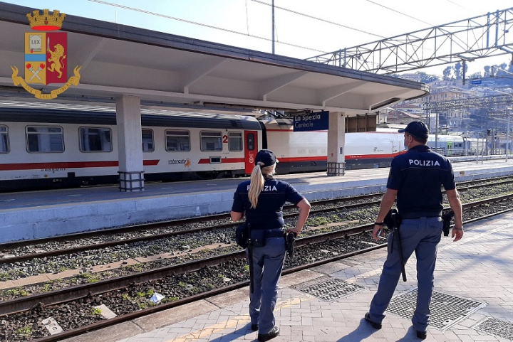Si incammina lungo la ferrovia con i treni in transito: rintracciata dalla Polizia
