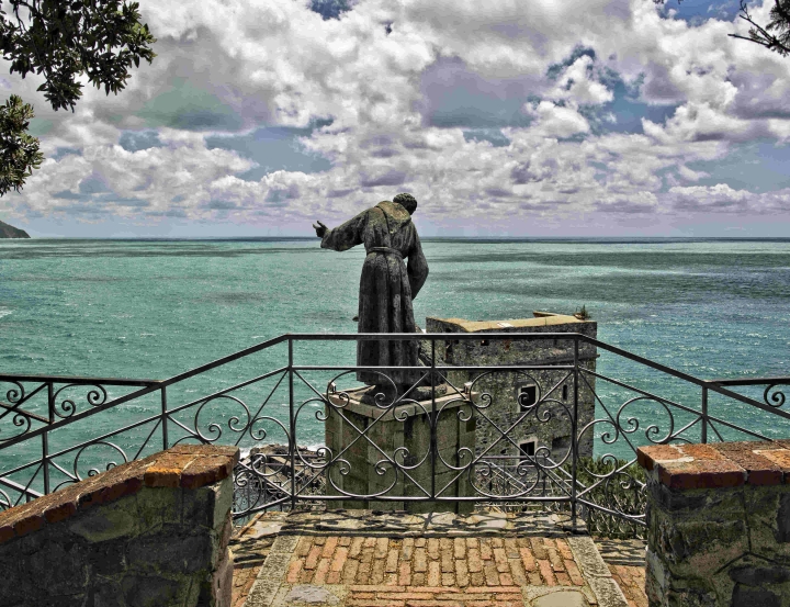 &quot;Un santo sul mare&quot;: mostra fotografica e visite guidate alla statua di San Francesco e il lupo di Monterosso
