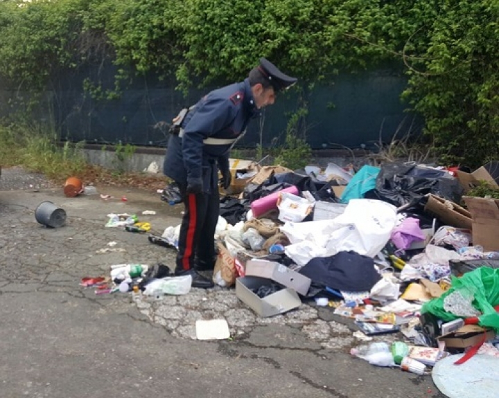Abbandona due quintali di rifiuti in strada: i carabinieri lo rintracciano