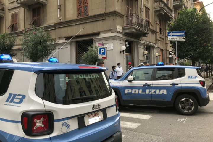 Un controllo della Polizia nel centro della Spezia
