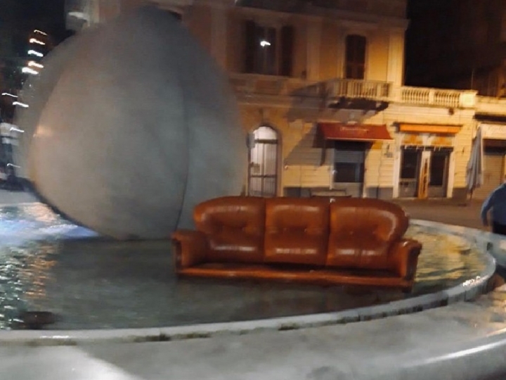 Un divano nella fontana di Piazza Garibaldi, Casati: &quot;Continua la lotta agli incivili&quot;