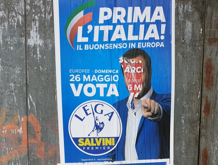 Strappato il volto di Salvini dai manifesti elettorali