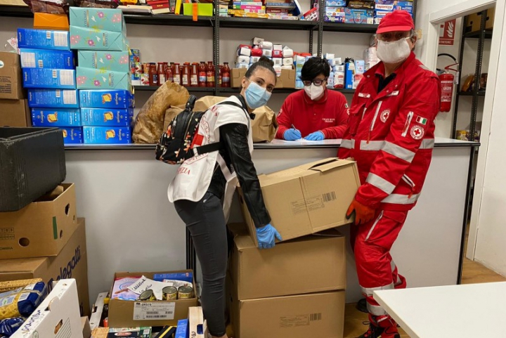 I volontari della Croce Rossa della Spezia che si occupano di aiutare le persone in difficoltà