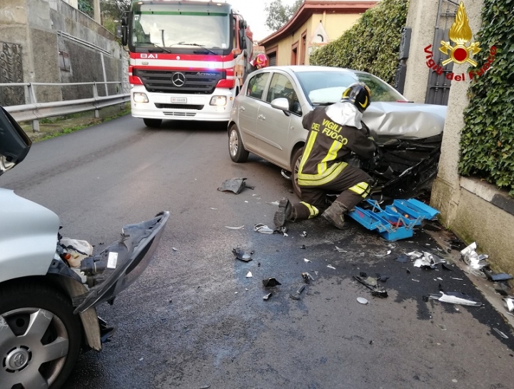 Incidente al Fezzano, scontro frontale tra due auto