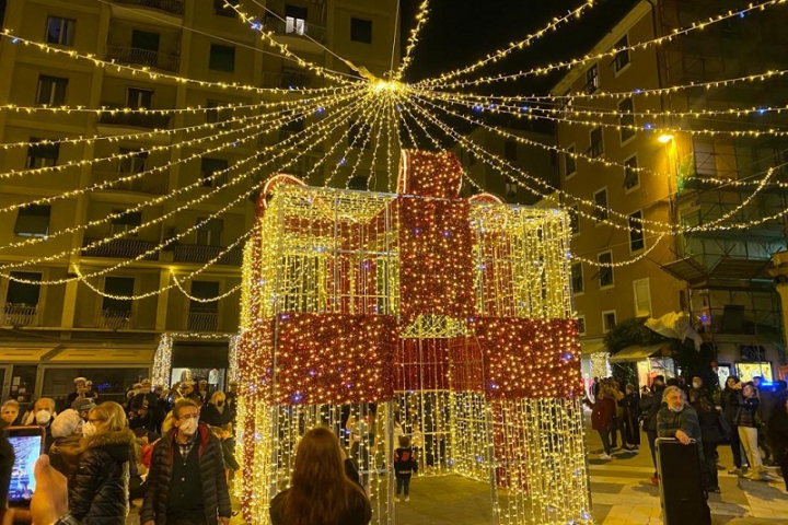 Luci di Natale, torna il contest facebook che mette in gara i borghi e le città liguri