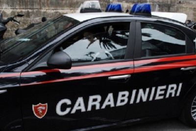 Evaso dai domiciliari sorpreso a rubare su un’auto in sosta: 35enne arrestato dai carabinieri