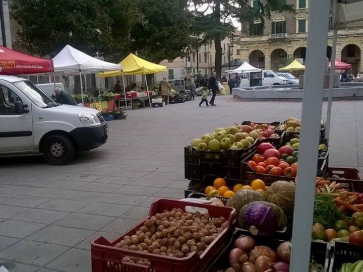Il mercato a km zero di Piazza Brin diventa un appuntamento settimanale