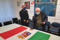 Oltre 20 anni di navigazione: la Guardia Costiera consegna una medaglia a Battistini