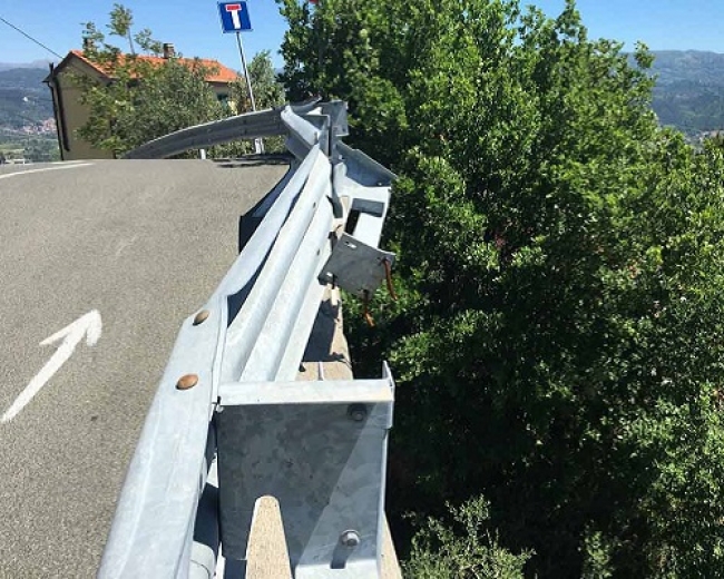 Vezzano, incrocio tra Via Maddalena e Via Cornia, M5S: &quot;Quel guard-rail è pericoloso e si trova al di sopra di un dirupo di oltre 10 metri&quot; (foto)