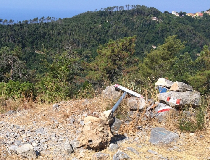 Atti vandalici sui sentieri della Rete Escursionistica Ligure: Comune della Spezia e CAI presentano un esposto-denuncia
