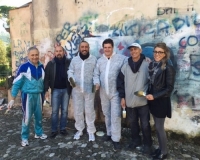 Sarzana: i volontari rimuovono gli sfregi dei vandali su Porta Romana