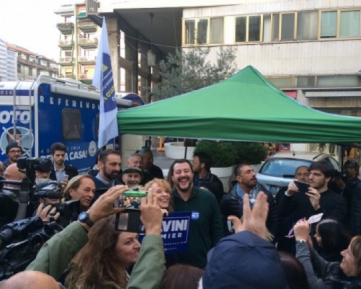 Lega, raccolta firme pro-Salvini