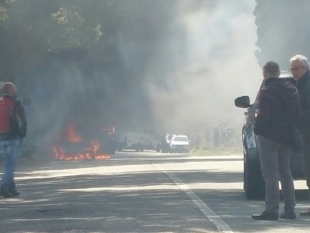 Auto in fiamme, traffico bloccato per le Cinque Terre (Foto)