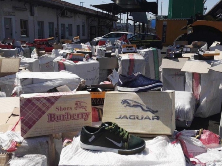 Operazione &quot;Big Bazar&quot;: nel porto della Spezia sequestrati 7 container pieni di prodotti contraffatti