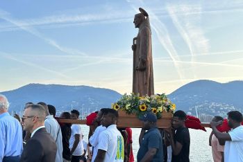 La statua di San Venerio sulle spalle dei migranti. Oggi le celebrazioni al Tino