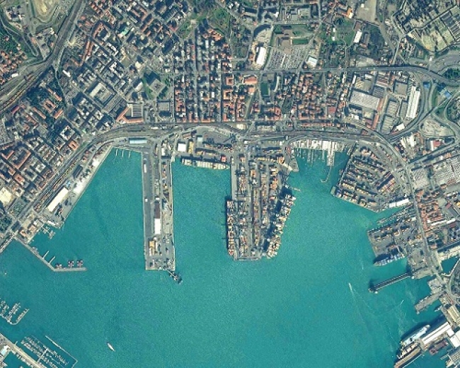 Il porto della Spezia conferma la sua unicità: la nave della Hanjin ha scaricato ed è ripartita