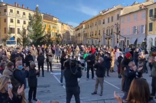 La manifestazione in Piazza Matteotti