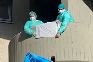 Due lavoratori della Rsa Mazzini durante il presidio dei sindacati