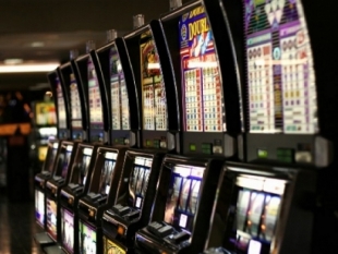 Stop alle slot machine nei locali di proprietà del Comune della Spezia