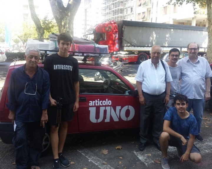 Tre ragazzi in giro per l’Italia su una vecchia Y10: “Vogliamo una nuova politica”
